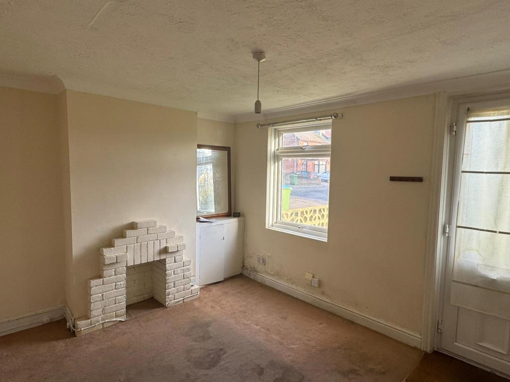 Lot: 104 - HOUSE FOR IMPROVEMENT - Living room with old fireplace